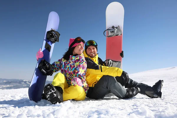 Coppia Con Snowboard Collina Vacanze Invernali — Foto Stock