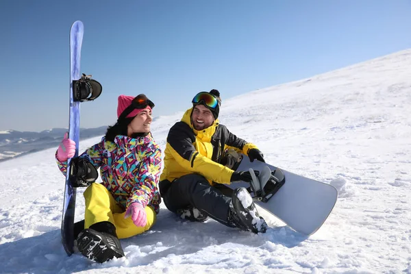 Pareja Con Tablas Snowboard Colina Vacaciones Invierno —  Fotos de Stock