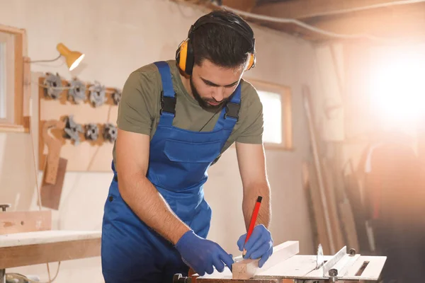 Professional Carpenter Making Mark Wooden Bar Workshop — Stock Photo, Image