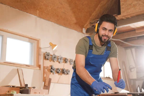 Menuisier Professionnel Travaillant Bois Dans Boutique — Photo