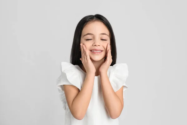 Retrato Menina Bonito Fundo Cinza Claro — Fotografia de Stock