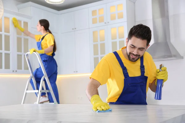 Professioneller Junger Hausmeister Putzt Tisch Küche — Stockfoto