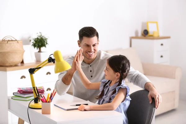 Father Daughter Doing Homework Together Table Indoors — Stock Photo, Image