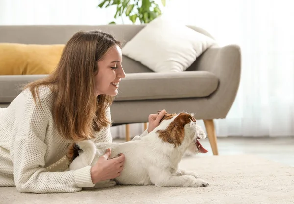 Jonge Vrouw Met Haar Schattige Jack Russell Terrier Thuis Heerlijk — Stockfoto