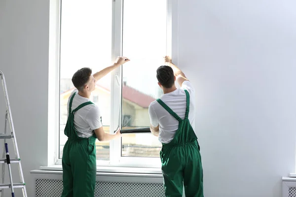 Facharbeiter Färben Fenster Innen Mit Folie — Stockfoto