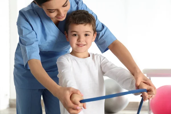 Ortopeda Pracująca Małym Chłopcem Szpitalnej Siłowni — Zdjęcie stockowe