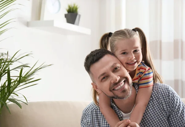 Pappa Och Dotter Umgås Hemma Grattis Fars Dag — Stockfoto