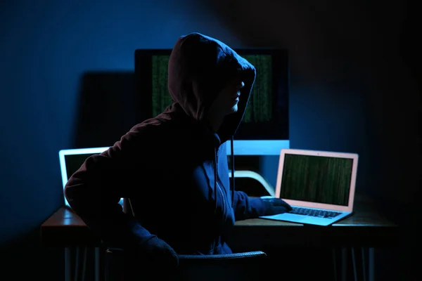 Hacker Com Computadores Quarto Escuro Crime Cibernético — Fotografia de Stock