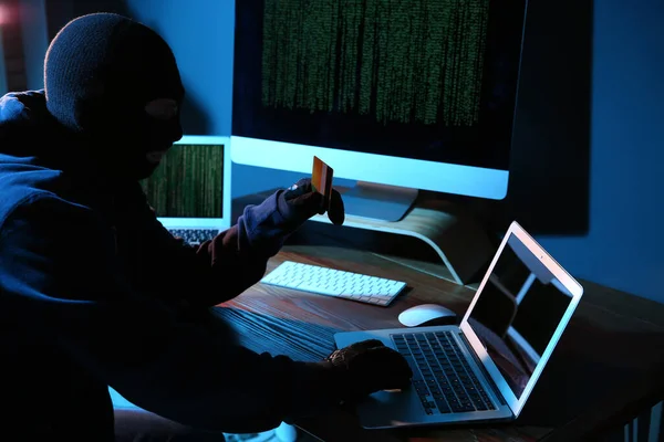 黑客攻击与信用卡和笔记本电脑在黑暗的房间 网络犯罪 — 图库照片