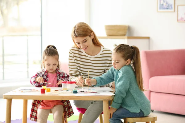 Mãe Filhas Pintando Mesa Dentro Casa Brincar Com Crianças — Fotografia de Stock