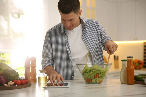 Man Tablet Cooking Salad Table Kitchen — Stock Photo, Image