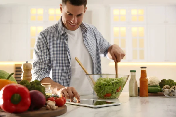 Man Tablet Cooking Salad Table Kitchen — Stock Photo, Image