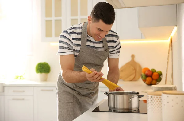 Jóképű Férfi Főzés Tészta Tűzhely Konyhában — Stock Fotó