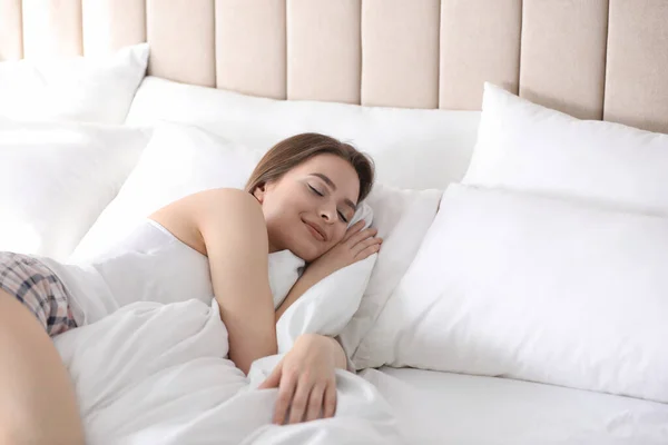 Junge Frau Schläft Hause Auf Bequemen Kissen Bett — Stockfoto