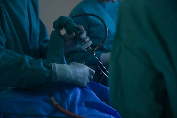 Műtétet Végző Hivatásos Orvosok Csapata Műtőben — Stock Fotó