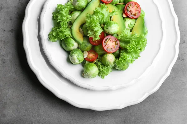 Lekkere Salade Met Spruitjes Grijze Tafel Bovenaanzicht — Stockfoto