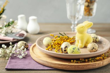 Güzel çiçek desenli Paskalya sofrası