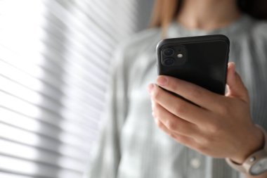 MYKOLAIV, UKRAINE - 16 Mart 2020: Kadın iPhone 11 'i içeride tutuyor, yakın plan