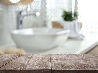 Boş ahşap masa ve şık banyo manzarası.