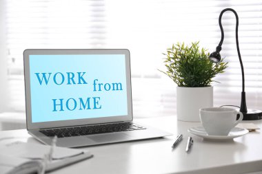 Ofis masasında ev bilgisayarından metin çalışması olan modern bir dizüstü bilgisayar