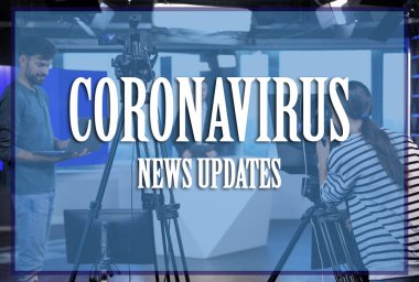 Sunucu, yönetmen ve video kamera operatörü stüdyoda çalışıyor. Coronavirus salgını - son güncellemeler