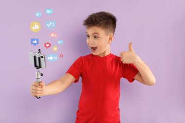 Leylak arkaplanıyla ilgili heyecanlı küçük blogger kayıt videosu