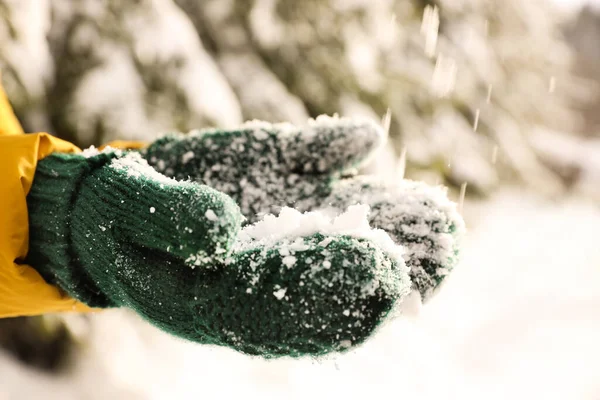 女性は雪と屋外で遊んで 閉じます 冬休み — ストック写真