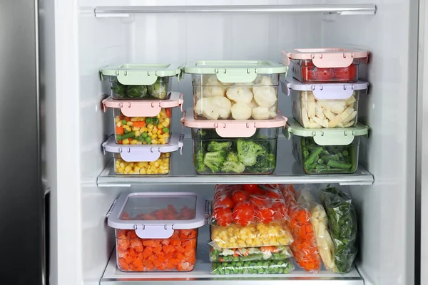 Bolsas Plástico Recipientes Con Diferentes Verduras Congeladas Nevera —  Fotos de Stock