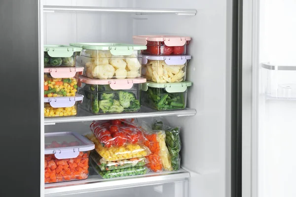 Πλαστικές Σακούλες Και Δοχεία Διαφορετικά Κατεψυγμένα Λαχανικά Στο Ψυγείο — Φωτογραφία Αρχείου