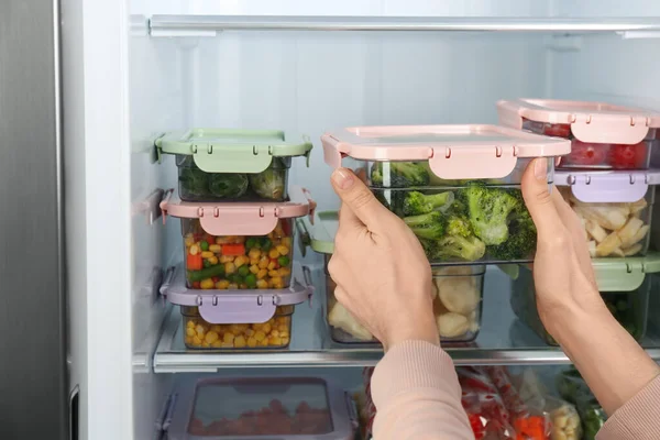 Mujer Que Toma Envase Con Brócoli Congelado Del Refrigerador Primer —  Fotos de Stock