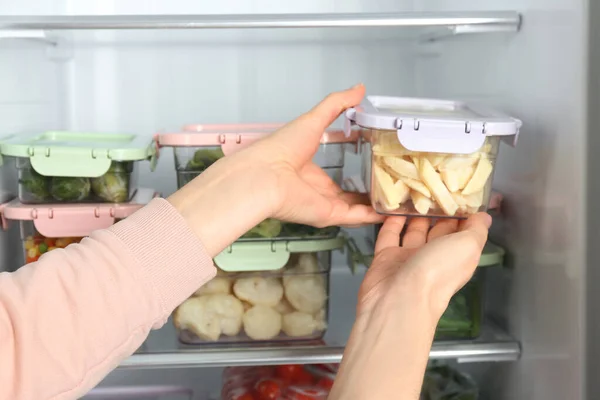 Mujer Tomando Recipiente Con Patata Congelada Del Refrigerador Primer Plano — Foto de Stock