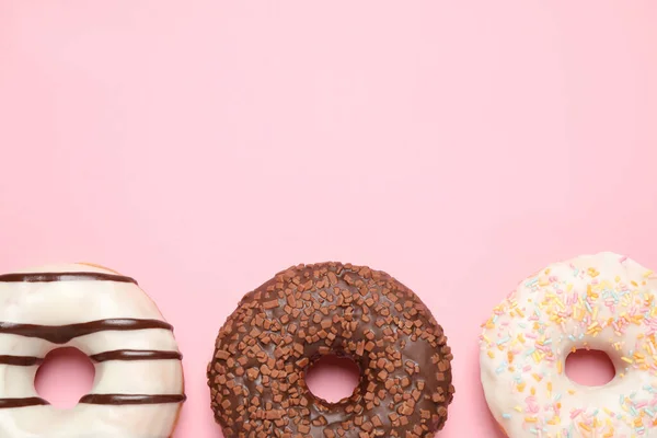 Deliciosos Donuts Envidraçados Sobre Fundo Rosa Flat Lay Espaço Para — Fotografia de Stock