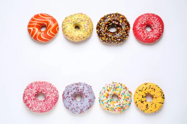 Deliciosos Donuts Envidraçados Sobre Fundo Branco Flat Lay Espaço Para — Fotografia de Stock