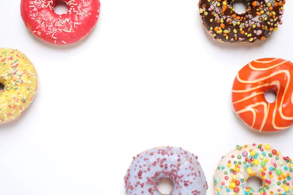 Deliciosos Donuts Envidraçados Sobre Fundo Branco Flat Lay Espaço Para — Fotografia de Stock