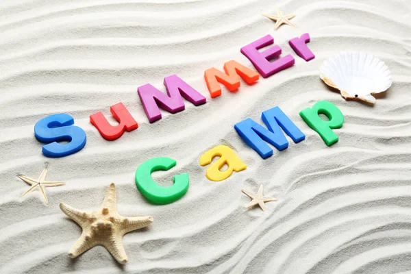 Komposition Mit Phrase Sommer Camp Aus Magnetischen Buchstaben Auf Sand — Stockfoto