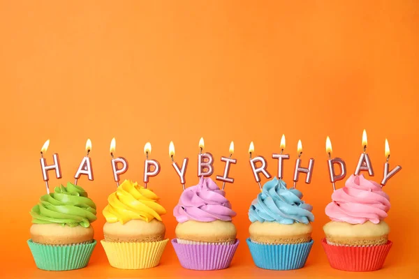 Verjaardags Cupcakes Met Brandende Kaarsen Oranje Achtergrond Ruimte Voor Tekst — Stockfoto