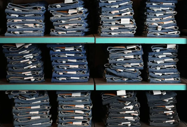 Collection Jeans Élégants Sur Étagères Dans Boutique — Photo