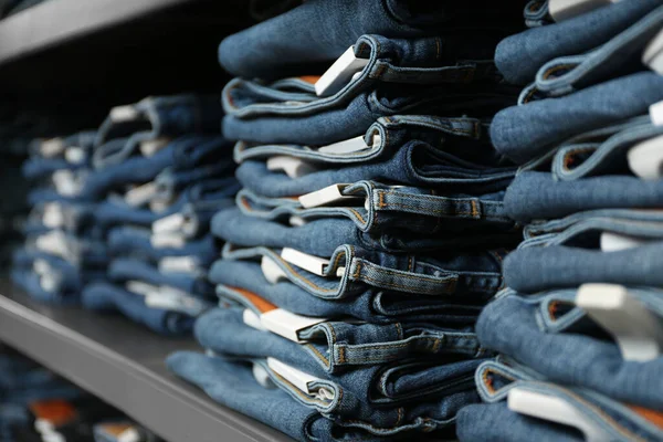 Collection Jeans Modernes Sur Étagère Dans Boutique Gros Plan — Photo