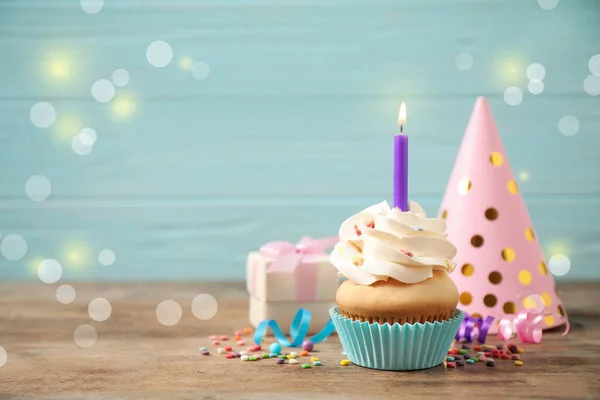 Magdalena Cumpleaños Con Vela Encendida Sobre Mesa Madera Sobre Fondo —  Fotos de Stock