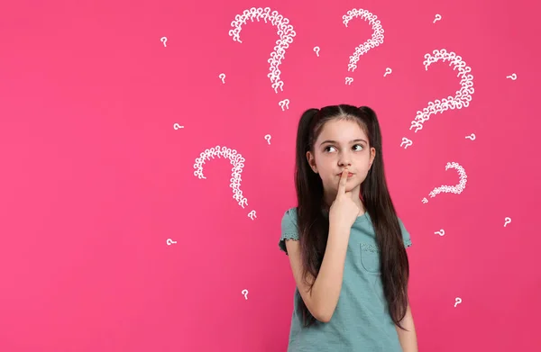 Emotionales Mädchen Mit Fragezeichen Auf Rosa Hintergrund — Stockfoto