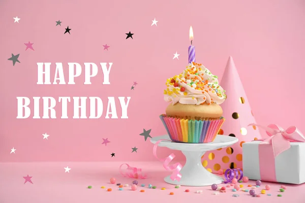 Tekst Gelukkige Verjaardag Feestartikelen Heerlijke Cupcake Met Kaarsje Roze Achtergrond — Stockfoto