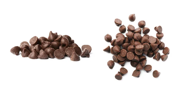 Pilhas Deliciosos Chips Chocolate Fundo Branco — Fotografia de Stock