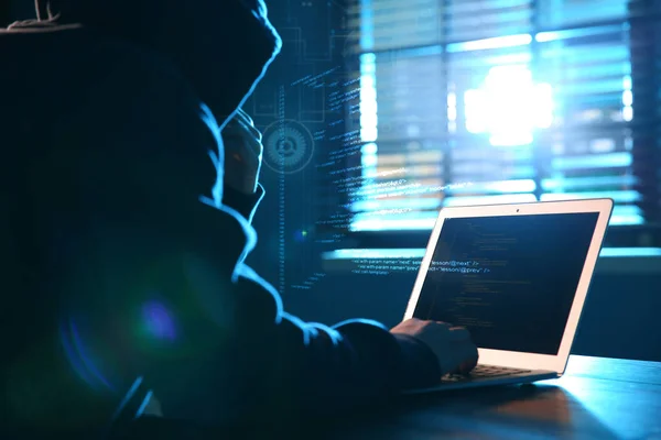 Hacker Arbejder Med Laptop Ved Bordet Indendørs Cyberangreb - Stock-foto