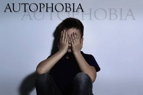 Αναστατωμένο Αγόρι Που Κλείνει Μάτια Κοντά Στον Λευκό Τοίχο Αυτοφοβία — Φωτογραφία Αρχείου