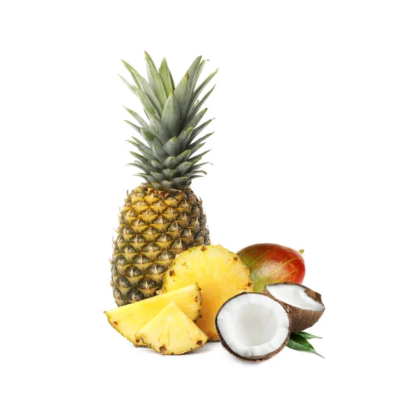 Mogen Saftig Ananas Kokos Och Mango Vit Bakgrund — Stockfoto