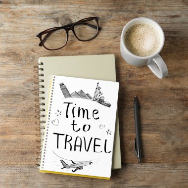 Ahşap masa üzerinde ofis kırtasiye ve kahve fincan ile Düz yatıyordu kompozisyon