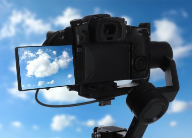 Profesyonel video kamerada bulutlu güzel gökyüzü manzarası kaydediliyor