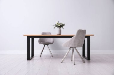 İçi masa ve sandalyelerle dolu şık bir oda. Tasarım için fikir