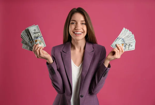 Счастливая Молодая Женщина Деньгами Розовом Фоне — стоковое фото