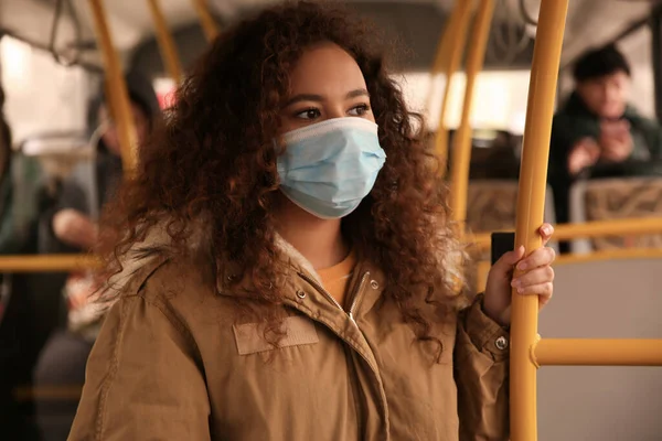 Αφροαμερικανή Μάσκα Μιας Χρήσης Στο Λεωφορείο Προστασία Από Ιούς — Φωτογραφία Αρχείου